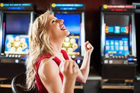 Antarmuka Live Chat pitontoto yang menampilkan gelembung obrolan dengan agen siap membantu